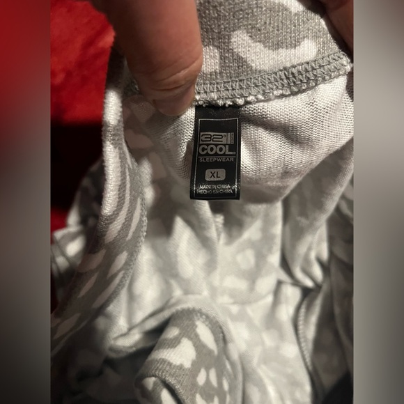 3 piece women’s pajama set. NWOT never worn XL White/gray leopard print - Picture 16 of 16